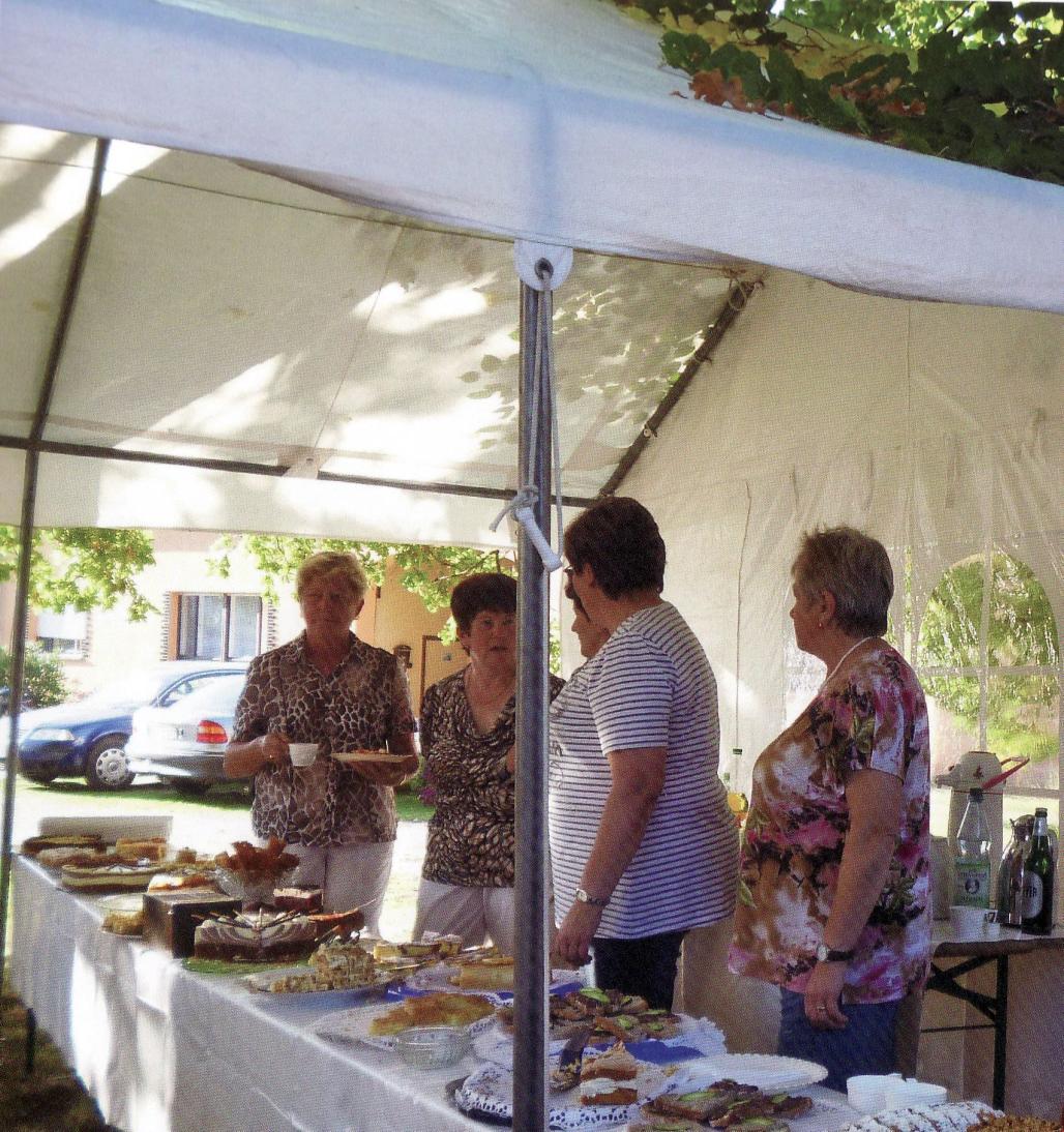 Kuchenverkauf zur Glockeneinweihung